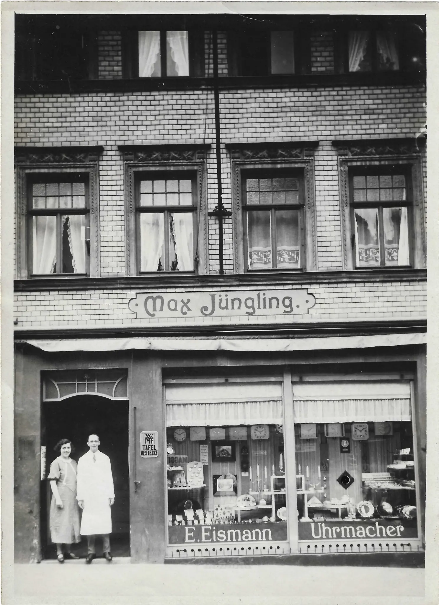 Gertrud und Erich Eismann vor dem Geschäft, 1935